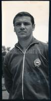 1968 Fatér Károly labdarúgó, a Csepel SC olimpiai bajnok kapusa, sajtófotó, a hátoldalon feliratozott, pecséttel jelzett, 16,5x8 cm