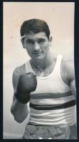 1968 Kajdi János Európa-bajnok, olimpiai ezüstérmes ökölvívó, sajtófotó, a hátoldalon feliratozott, pecséttel jelzett, 12x6 cm