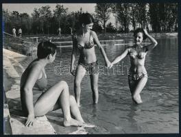 1968 Csinos fürdőruhás lányok a strandon, sajtófotó, a hátoldalon feliratozott, pecséttel jelzett (Magyar Hírek - Novotta Ferenc felvétele), 22,5x16,5 cm