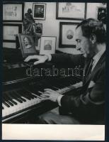 1968 Sándor György a Liszt Múzeumban, Liszt Ferenc zongorájával, sajtófotó, a hátoldalon feliratozott, pecséttel jelzett (Magyar Hírek - Bojár Sándor felvétele), 24x18 cm