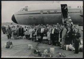 1962 A KLM holland légitársaság utasszállító gépe a repülőtéren, előtte az utasokkal, sajtófotó, a hátoldalon feliratozott, pecséttel jelzett (Magyar Hírek - Novotta Ferenc felvétele), 18x13 cm