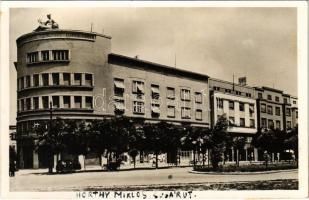 Újvidék, Novi Sad; Horthy Miklós sugárút, gyógyszertár. Urbán Ignác és Fia kiadása / street view, pharmacy (ragasztónyom / glue marks)