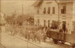 1917 Gyergyószentmiklós, Gheorgheni; Cs. és kir. katonai ezred Bereck felé tart a vasútállomáson / Gara / railway station, K.u.k. military soldiers. photo