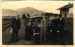 1943 Kosna, Todoskány, Cosna; vasútállomás, magas rangú katonatiszt kitüntetésekkel, sínautó (pályakocsi) / railway station, high-ranking military officer with medals, rail car. photo (EK)