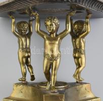 Asztalközép.
Antik asztali lekerekitett sarkú hárömszög alakú gyümőlcsös tál, tömör bronz, három pu...