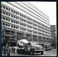 1970 A Középületépítő Vállalat csehszlovák gyártmányú betonkeverő teherautója egy budapesti építkezésen, sajtófotó, a hátoldalon feliratozott, pecséttel jelzett, 13x13 cm