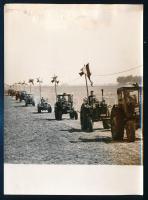 1968 Szántóverseny, traktorok egy sorban, sajtófotó, a hátoldalon feliratozott, pecséttel jelzett, felületén sérüléssel, 18x13 cm
