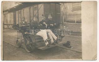 1911 Félszerfalva, Hirm; vasútállomás, vasutasok hajtányon / Bahnhof, Eisenbahn-Draisine / railway station, railwaymen on handcar. photo (EK)