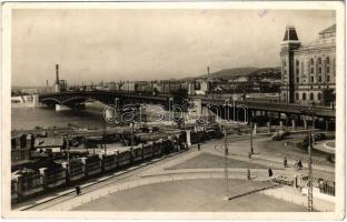 1944 Budapest IX. Boráros tér, Horthy Miklós híd (Petőfi híd) pesti hídfő, automobilok, Elevátor, gyalogos felüljáró a vasúti sínek felett