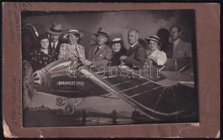 1937 Bp., Angolpark, repülős csoportkép, régebbi kabinetfotó kartonjára kasírozva, a karton kissé sérült, 10,5x6,5 cm