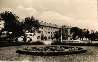 1962 Komárom, Komárno; Tér, autóbusz. Képzőművészeti Alap Kiadóvállalat / square, autobus