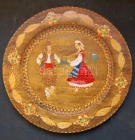 Kézzel faragott és festett fali dísztányér táncoló párral, 27cm-es átmérővel