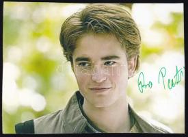 Robert Pattinson (1986-) brit színész aláírása fotón