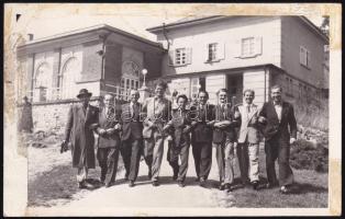 cca 1950 Népi kollégisták a Mátrában, fotó, a hátoldalon feliratozott, pecséttel jelzett (Fényképész Szöv. Mátrafüred), szélén ragasztás nyomaival, 14x9 cm