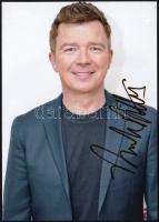 Rick Astley (1966-) énekes aláírása az őt ábrázoló fotón
