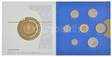 2000. 1Ft-100Ft (7xklf) forgalmi sor szettben + "200Ft Millenium" T:PP patina / Hungary 2000. 1 Forint - 100 Forint (7xdiff) in coin set + "200 Forint Millenium" C:PP Adamo FO33.1