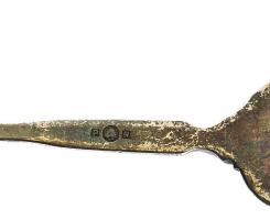 2 db ezüstözött holland díszkanál, az egyik jelzett, h: 11,5 cm