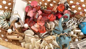 Egy kosárnyi bizsu vegyesen