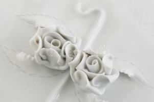 Hollóházi porcelán bonbonniere. Fehér mázas, jelzés nélkül, apró lepattanással 15x11 cm