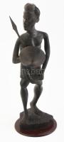 Férfi lándzsával, afrikai fa szobor, kisebb repedéssel, lándzsán kis sérülés, m: 30,5 cm