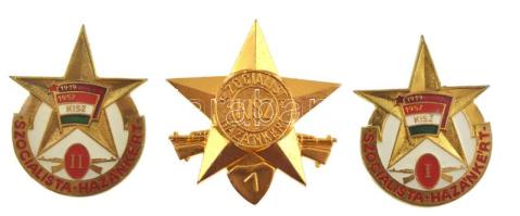 ~1970. KISZ - Szocialista Hazánkért 3xklf műgyantás aranyozott fém és aranyozott fém jelvény T:XF