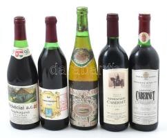 Borválogatás tétel, 5 palack, közte:  Ábrahámhegyi szürkebarát, Egri Cabernet Sauvignon 1969, Villa Steogeb Szekszárdi Cabernet Sauvinon 1993., 1990 Helvéciai Nagyburgundi, 1992 Monsieur Henry VIII Szekszárdi Cabernet Franc. Változó állapotban.