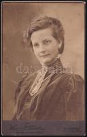 cca 1900 Fiatal nő portréja, keményhátú fotó Mai és Társa budapesti műterméből, 16,5×10,5 cm