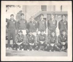 1970 Az ausztrál labdarúgó-válogatott játékosai a sikeres délkelet-ázsiai túra előtt (10 mérkőzés, 10 győzelem), köztük Johnny Warren csapatkapitány és a magyar származású Abonyi Attila; fotó, a hátoldalon feliratozva, 25x21 cm