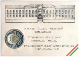 1990. Az Állami Pénzverőben tett látogatás emlékére ezüstözött, részben aranyozott fém emlékérem 1989. 500Ft Védd a gyermekeket! hátlapjának miniatűr rátétjével érmés borítékban T:PP patina