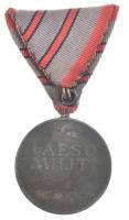 1918. "Sebesültek Érme" Zn kitüntetés két sebesülés után járó mellszalaggal. Szign.: R. Pl...