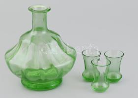 Zöld üveg kiöntő + 3 db kupicás pohár, anyagában színezett, egy-két kis csorbával, m: 14,5 cm, 5,5 cm