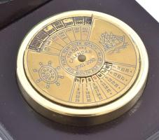 Öröknaptár 2001-2050, réz, fa tokkal, hajókormány és vitorlás motívumokkal, a fedél tetején reklámfe...