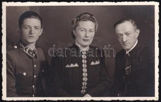 1942 Kolozsvár, Cluj; fiatal magyar II. világháborús katona 2 civil személy társaságában / WWII Hungarian military, soldier with family. Beile Zoltán photo