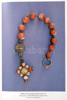 Szilágyi András: Az Esterházy - kincstár. Esterházy Péter előszavával. Bp.,1994,Helikon. Gazdag képa...