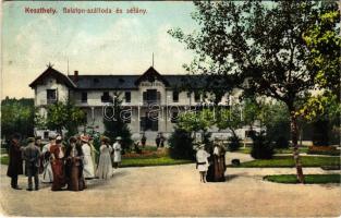 1909 Keszthely, Balaton szálloda és sétány. Mérei Ignác kiadása (gyűrődés / crease)