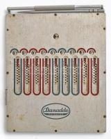 Danaddo magyar gyártmányú kézi számológép (összeadó és kivonó), gyártó: Danuvia Ipari és Kereskedelmi Rt., 1949. Alumínium, fogasléces működésű, egyszeres automatikus tizesátvitellel, 9 számjegy kapacitás. Korának megfelelő, kissé kopott, némi tisztításra szoruló állapotban. 15,5x12,5 cm