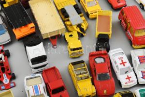 Cca. 75 db játék autó, vegyes méret és állapot, közte értékesebb gyűjtői darabokkal
