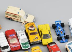 Cca. 75 db játék autó, vegyes méret és állapot, közte értékesebb gyűjtői darabokkal