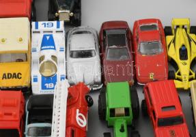 Cca. 75 db játék autó, vegyes méret és állapot, közte értékesebb gyűjtői darabokkal