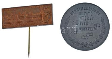 1963. "Budapest - Winkler Centenárium" bronz jelvény, Winkler Lajos (1863-1939) kémikus, gyógyszervegyész tiszteletére rendezett nemzetközi kongresszus hivatalos jelvénye (18x43mm) + ~1970-1980. "Gyógyszeripari Kutató Intézet - 10 éves Törzsgárda" Zn emlékérem, eredeti tokban (40mm) T:UNC,AU