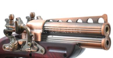 Részletgazdag, kovás pisztoly formájú öngyújtó, feltehetőleg töltésre szorul, h: 18 cm