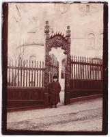 1901 Lechner Károly orvos kolozsvári (Erdély) villájának Péntek Gyugyi György körösfői asztalosmester által faragott kapuja Lechner Károly kisfiával és feleségével a háttérben, fotó, hátoldalon részletes leírással, 11×9 cm