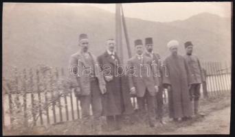 1915 Az Ada-Kaleh szigeti egykori török közigazgatás vezetői és alkalmazottai, Pásztor Árpád újságíró eredeti fotója, szép állapotban, 8×14 cm