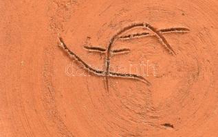 Retró fali dísztányér, színes mázakkal festett kerámia, hátoldalán jelzett, d: 19 cm