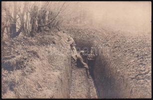 cca 1915 Katonák egy jól kiásott lövészárok fedezékében egy erdősáv mögött, fotó szép állapotban, 8,5×13,5 cm