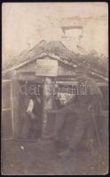 cca 1916 Magyar katonák egy frontbeli tábori házban, bejáratnál egy Ép(p)en elegem van! feliratú táblával, fotó, 14×8,5 cm