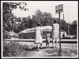 cca 1935 A balatonszemesi vasútállomásnál, fotó, szép állapotban, 8,5×11 cm