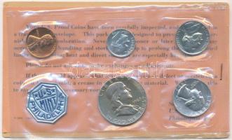 Amerikai Egyesült Államok 1963. 1c-1/2$ (5xklf) forgalmi sor fóliatokban, mellette Philadelphia verde műanyag zseton T:1 USA 1963. 1 Cent - 1/2 Dollar (5xdiff) coin set in foil packing, with plastic jeton of the Philadelphia mint C:UNC