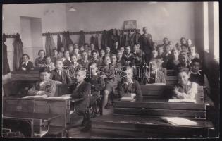1935-1936 Tanulók az osztályteremben, fotó hátoldaldalon aláírásokkal, 8×13 cm