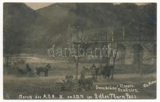 1916 Vöröstoronyi-szoros, Roter-Turm-Pass, Pasul Turnu Rosu; Marsch des A. O. K. (Armeeoberkommando) im Roter-Turm-Pass, Ungarn-Rumänien Grenzbrücke / K.u.K. hadsereg parancsnokság átkelése a Vöröstoronyi-szorosnál lévő határhídon / Austro-Hungarian soldiers crossing the Hungarian-Romanian border bridge. Foto Roder photo